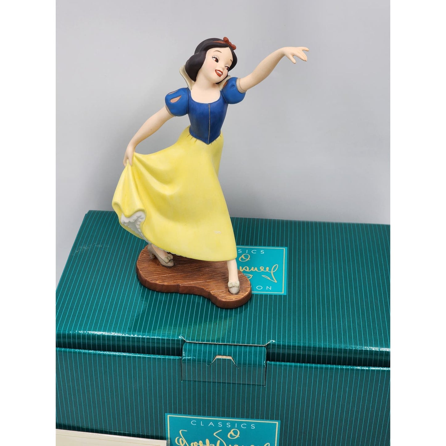 WDCC Disney Snow White Figurine The Fairest One Of All Box COA Collection