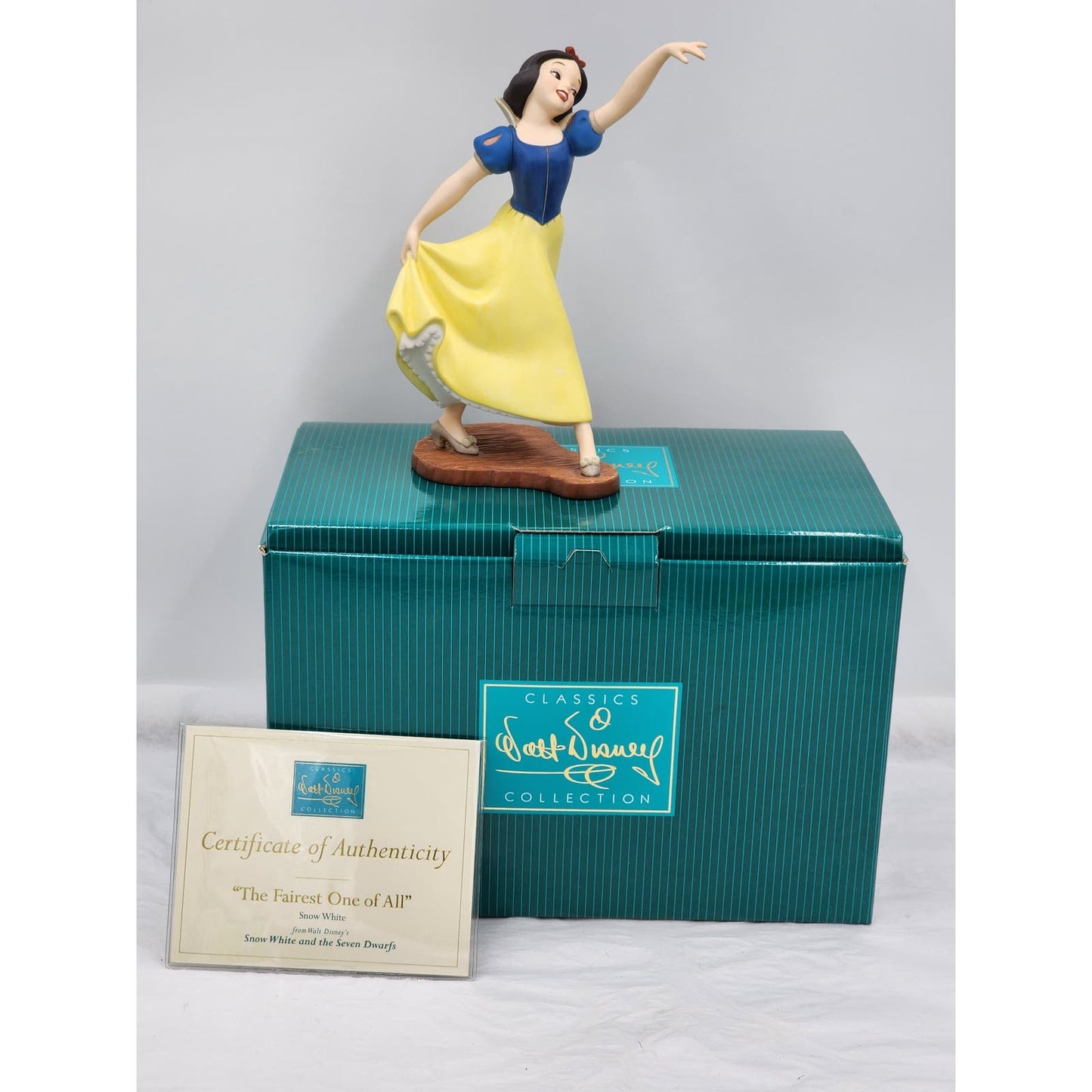 WDCC Disney Snow White Figurine The Fairest One Of All Box COA Collection