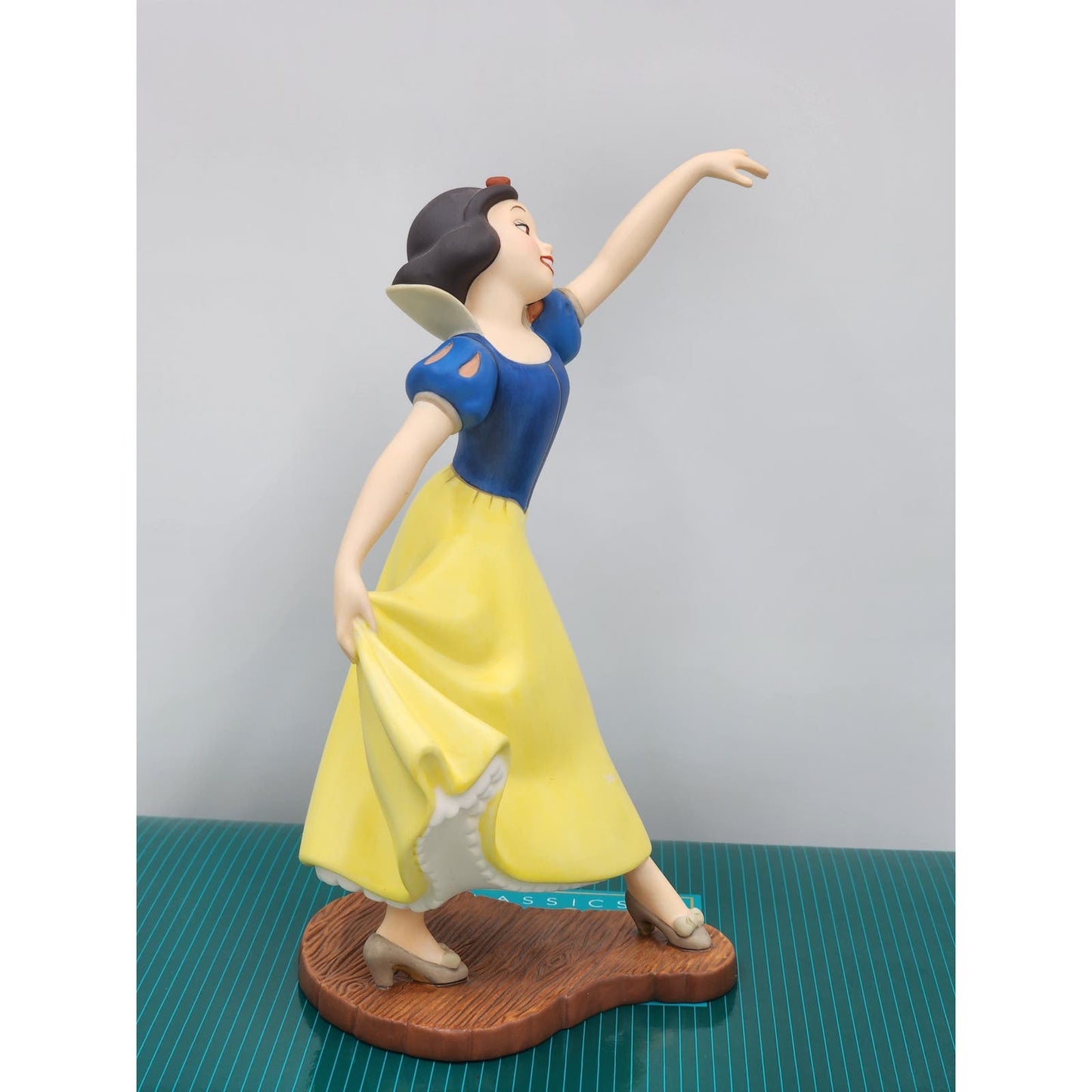 WDCC Disney Snow White Figurine The Fairest One Of All Box COA Collection