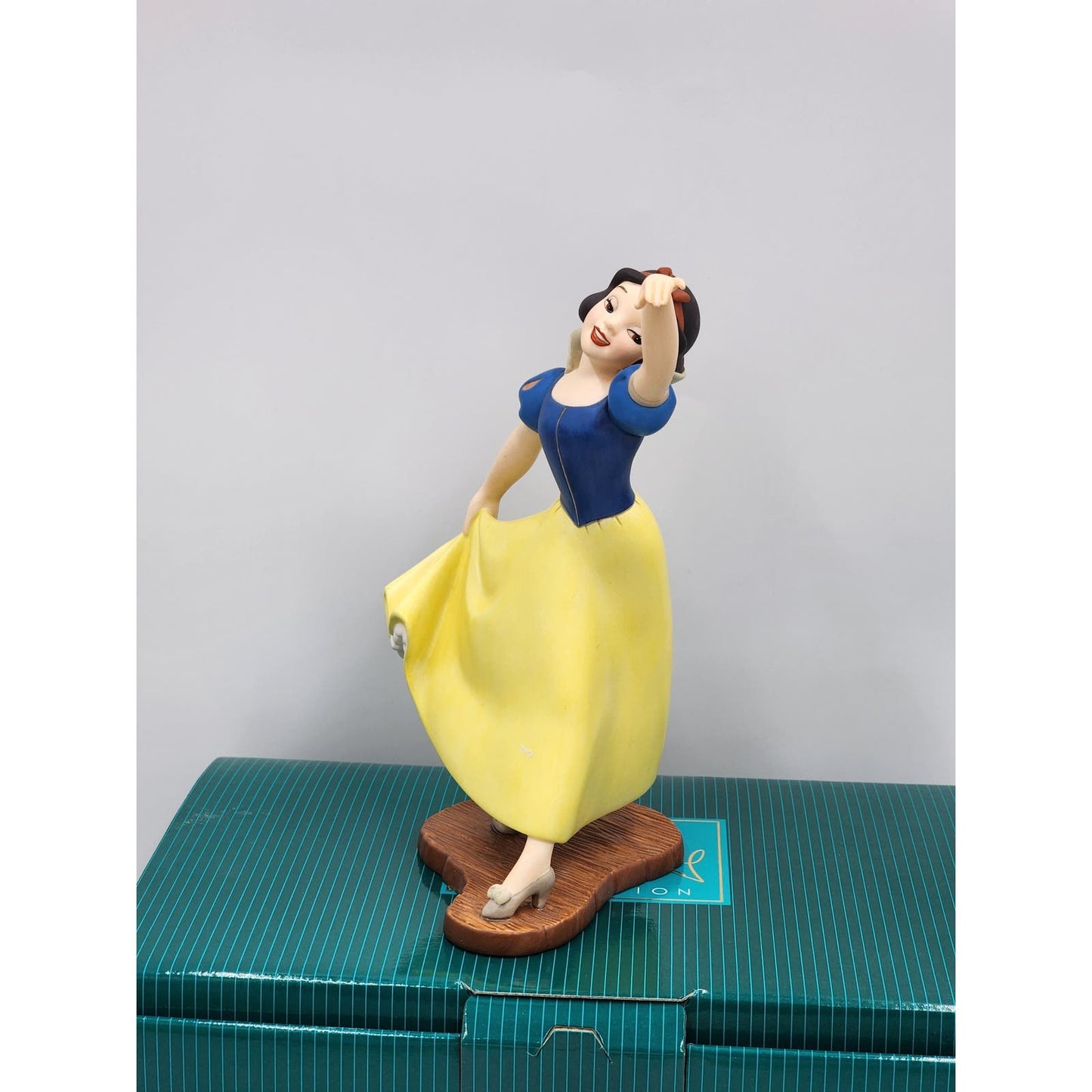 WDCC Disney Snow White Figurine The Fairest One Of All Box COA Collection