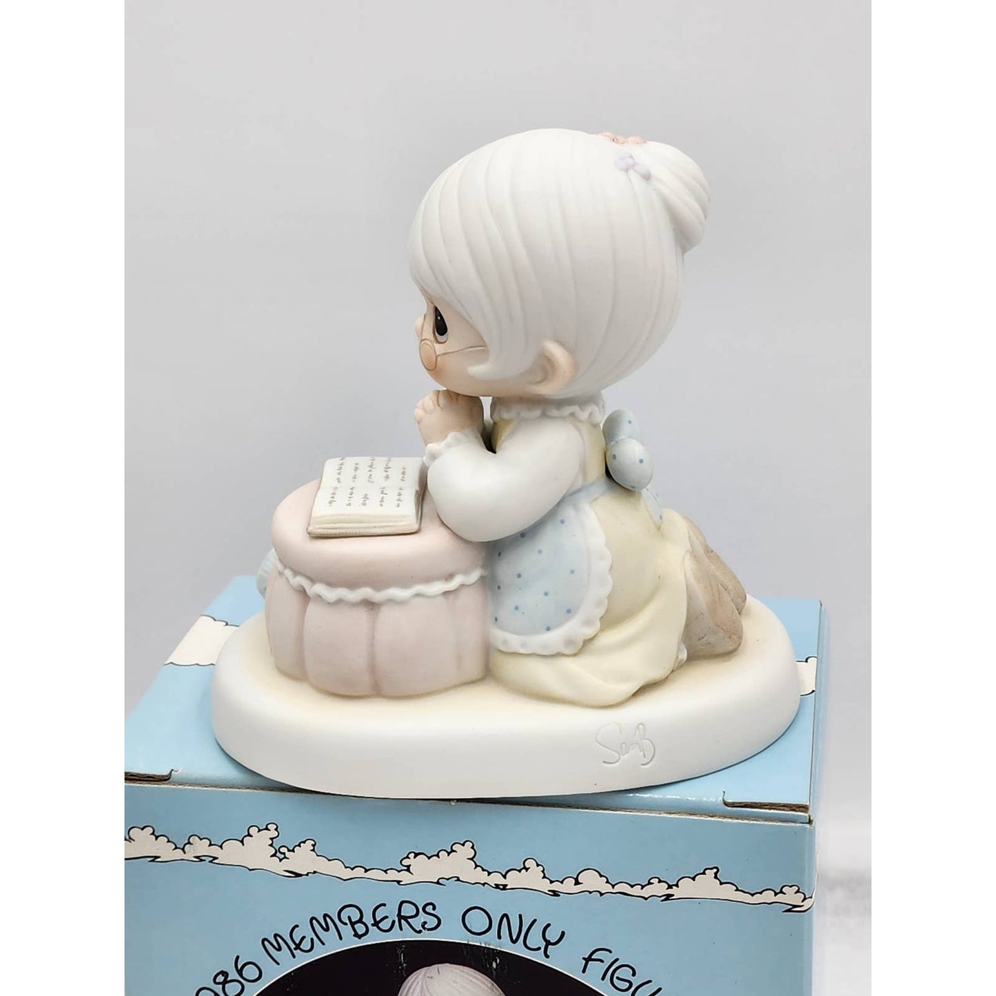 Precious Moments Figurine Grandma's Prayer 1996 Members Only PM-861 Box Tags