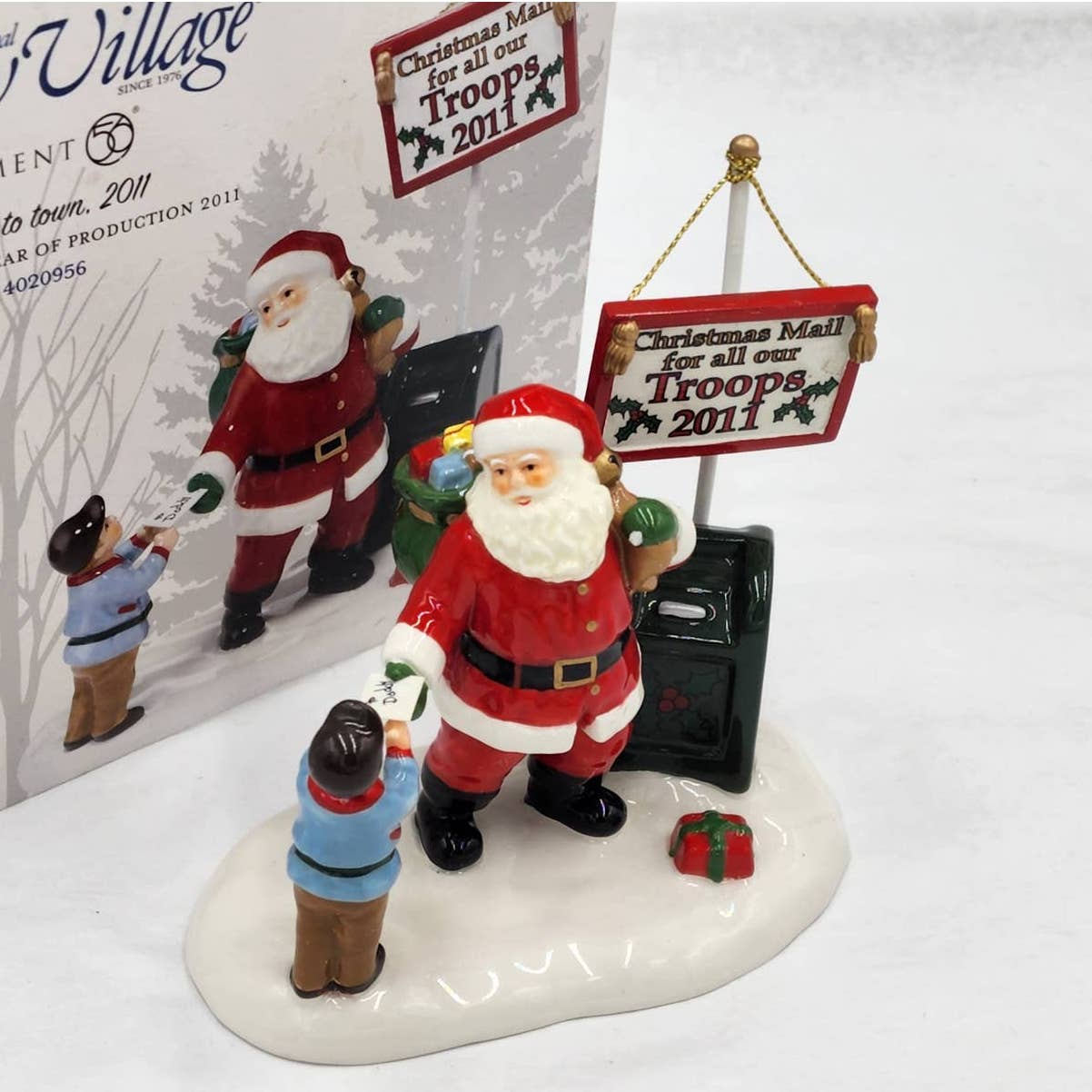 Dept 56 Snow Village Christmas Mail Troops 2011 Santa Comes To Town Figurine