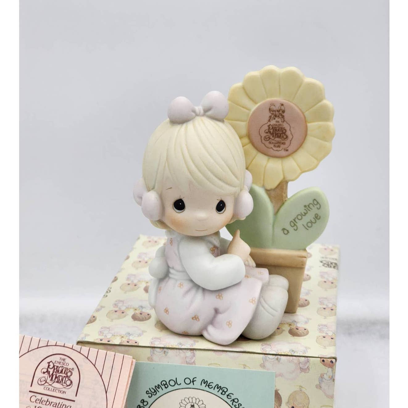 Precious Moments Figurine A Growing Love E-0008 1988 Symbol Membership Box  Tags