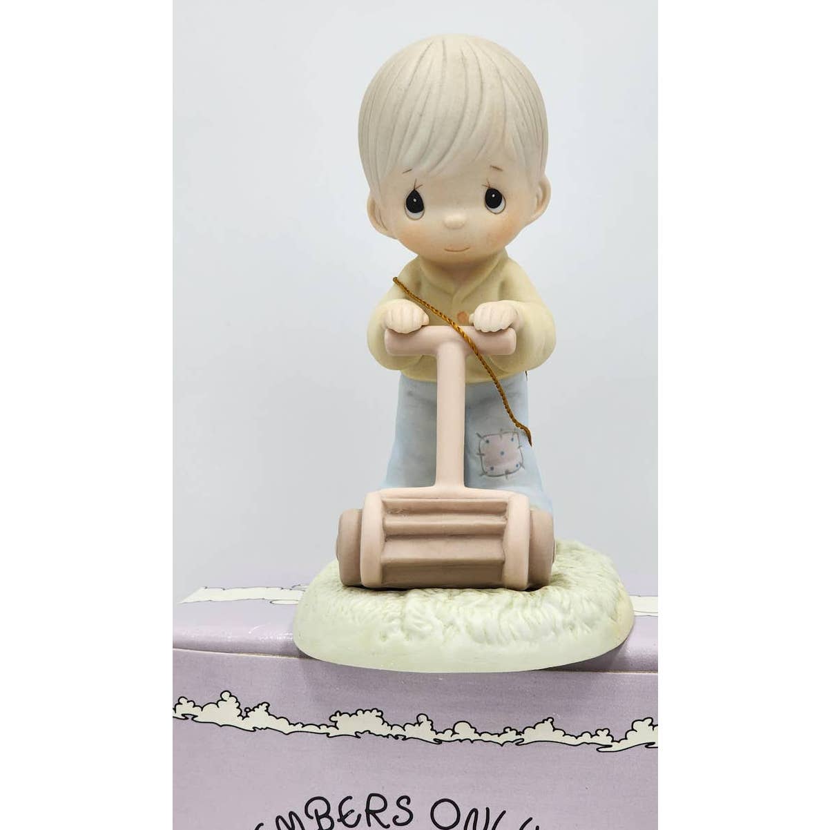 Precious Moments Figurine Mow Power To Ya PM892 1989 Members Only Box Tags