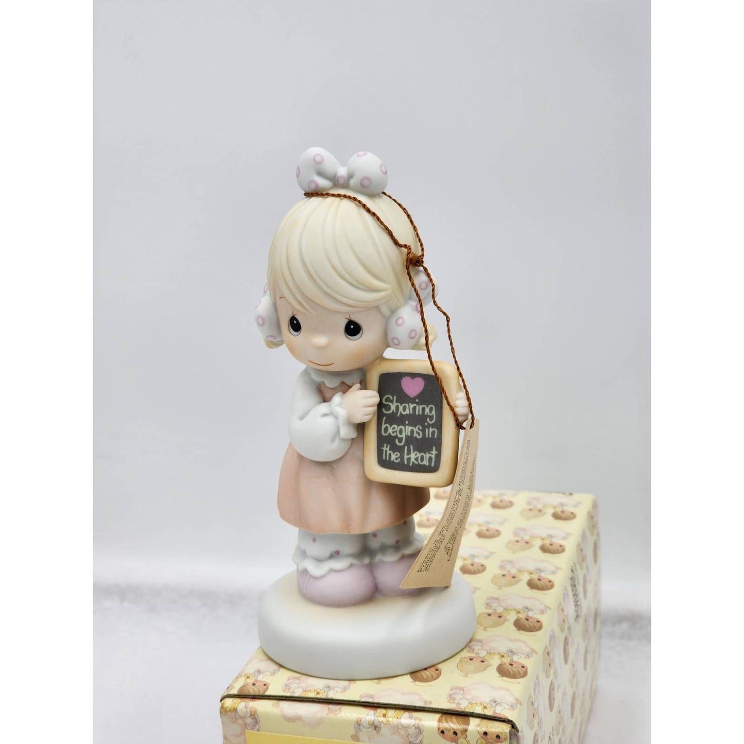 Precious Moments Figurine Sharing Begins In The Heart 520861 Vintage Box Tags