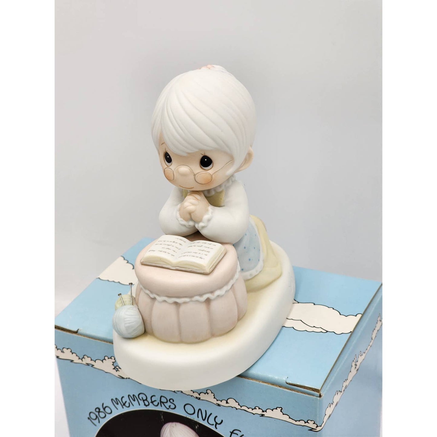 Precious Moments Figurine Grandma's Prayer 1996 Members Only PM-861 Box Tags