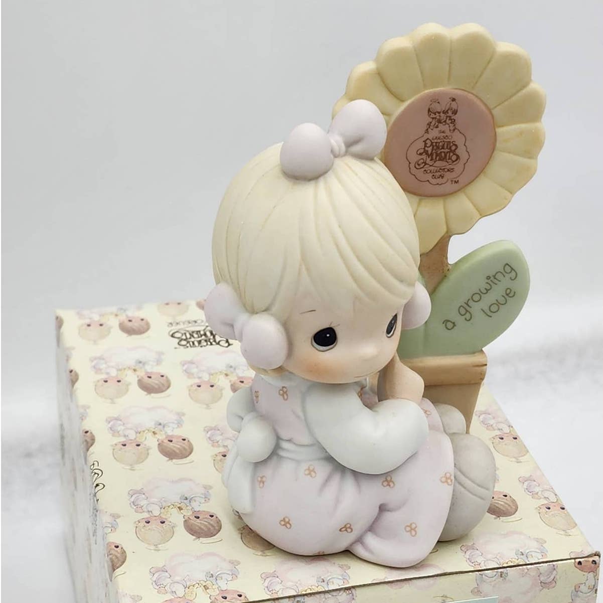 Precious Moments Figurine A Growing Love E-0008 1988 Symbol Membership Box Tags