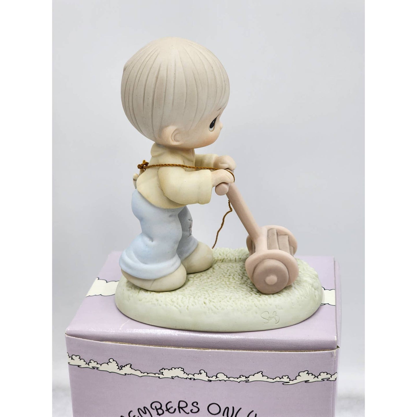 Precious Moments Figurine Mow Power To Ya PM892 Lawn 1989 Members Only Box Tags