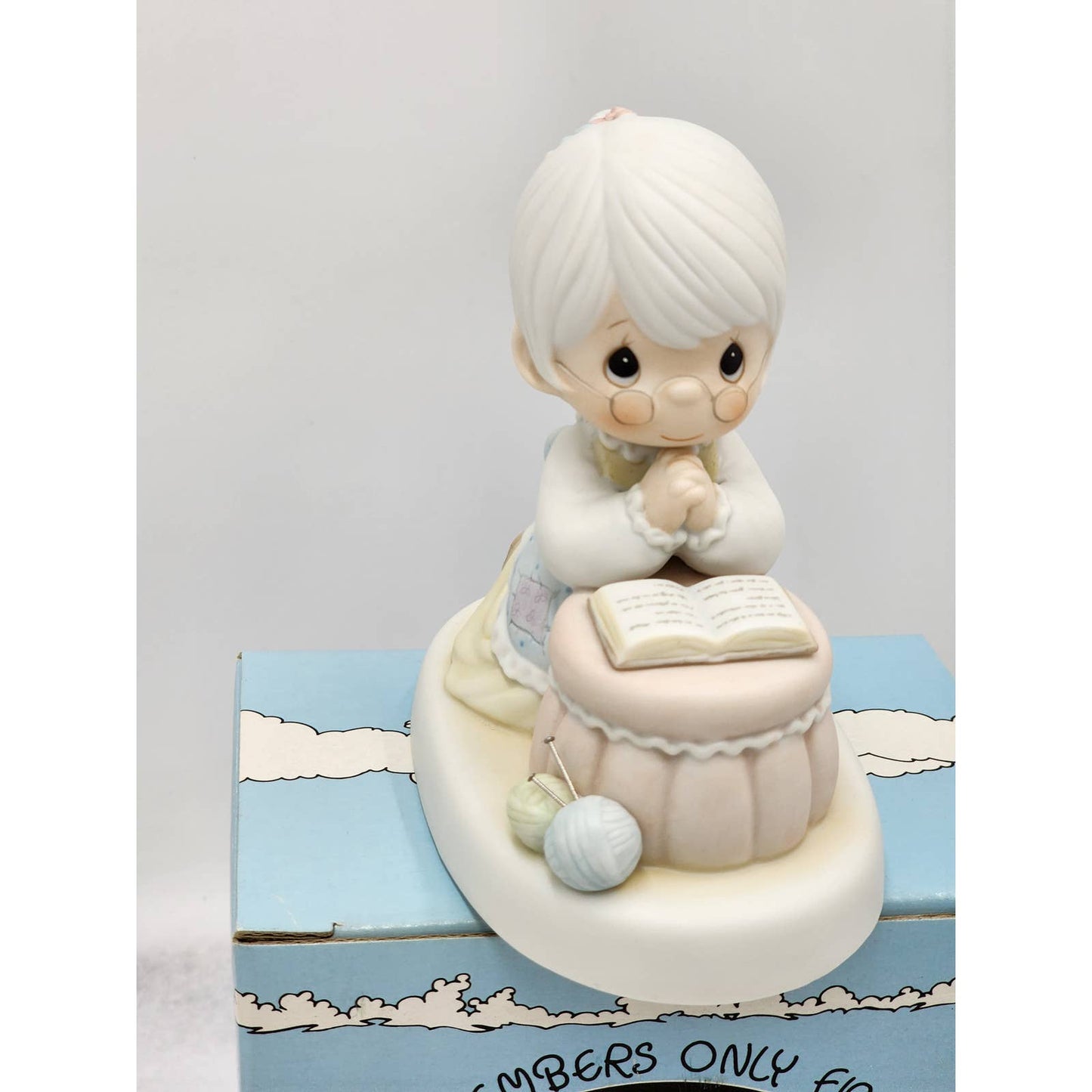 Precious Moments Figurine Grandma's Prayer 1996 Members Only PM-861 Box Tags