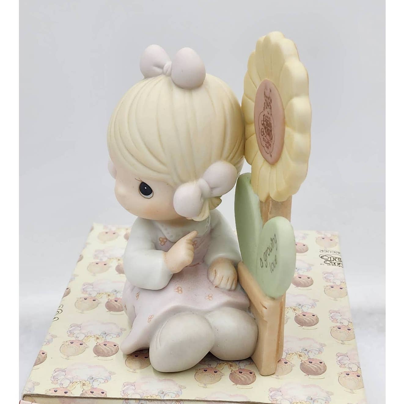 Precious Moments Figurine A Growing Love E-0008 1988 Symbol Membership Box Tags