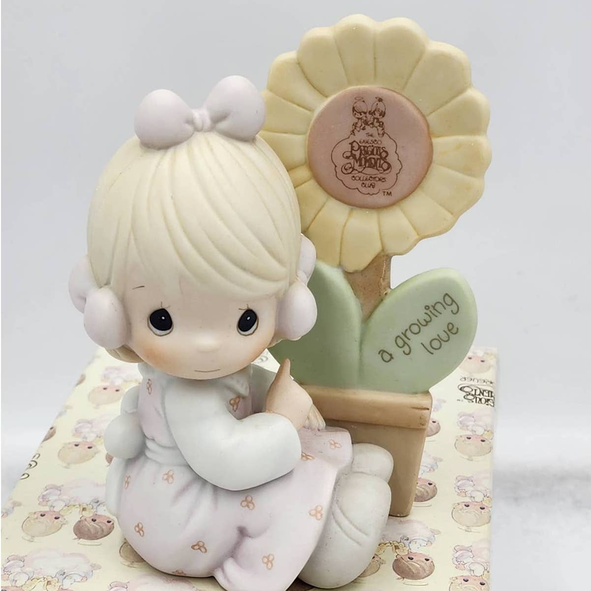 Precious Moments Figurine A Growing Love E-0008 1988 Symbol Membership Box Tags