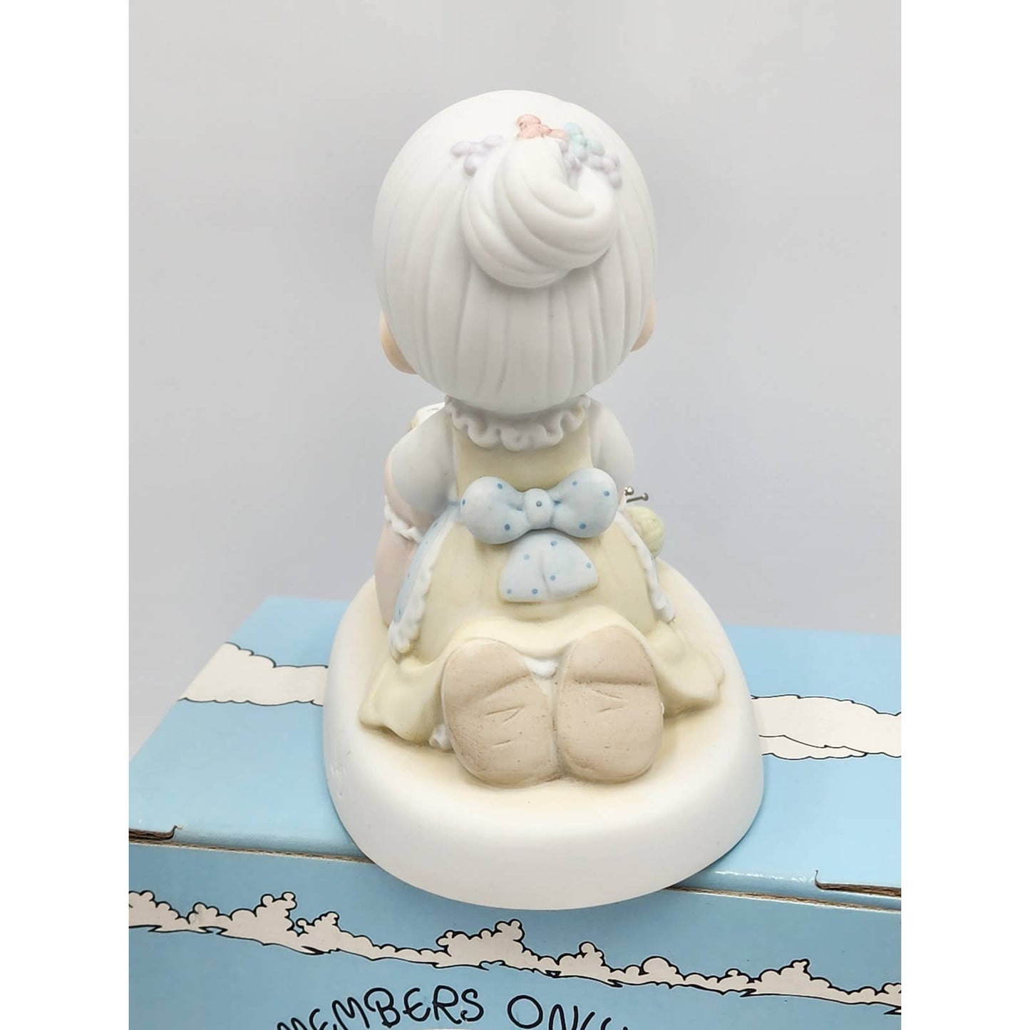 Precious Moments Figurine Grandma's Prayer 1996 Members Only PM-861 Box Tags