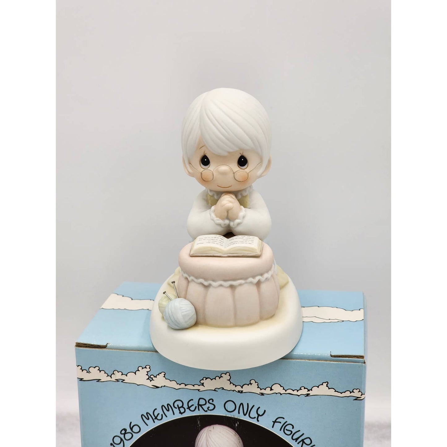 Precious Moments Figurine Grandma's Prayer 1996 Members Only PM-861 Box Tags