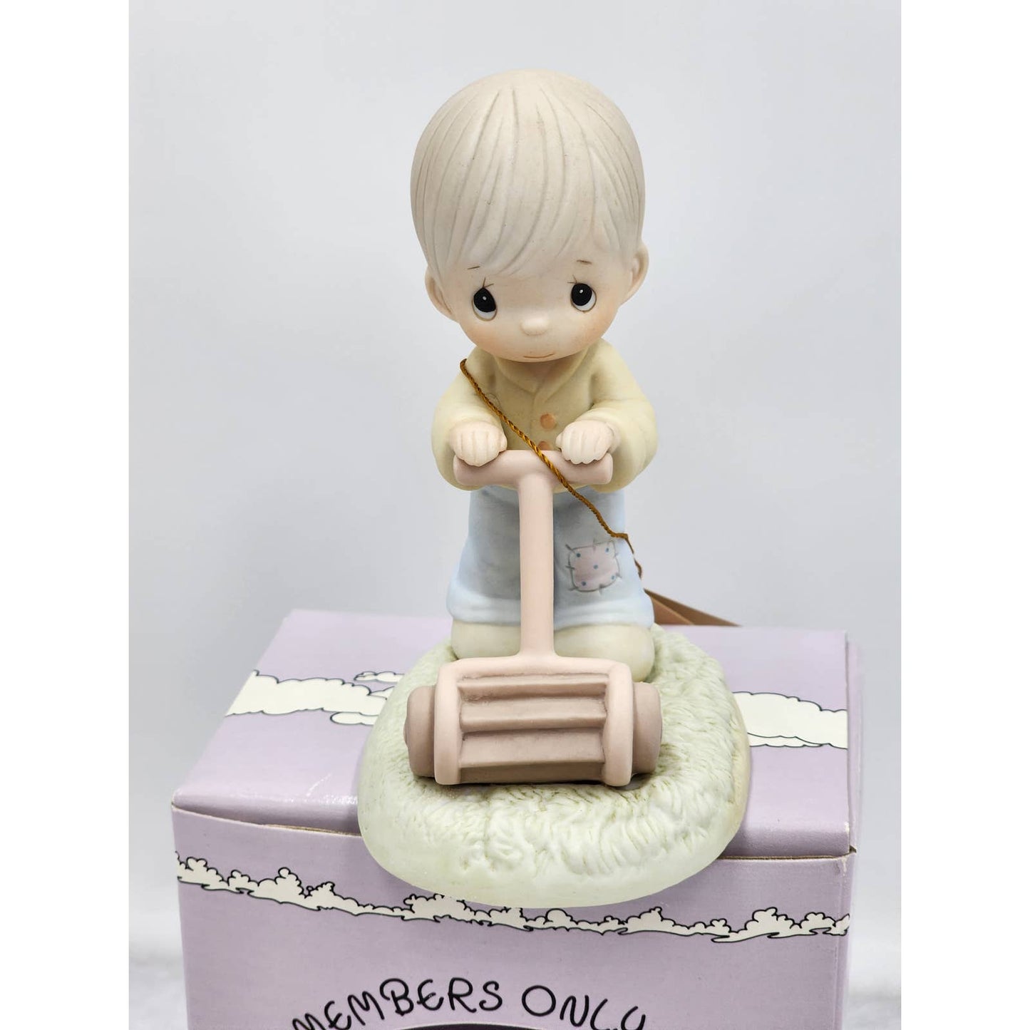 Precious Moments Figurine Mow Power To Ya PM892 1989 Members Only Box Tags